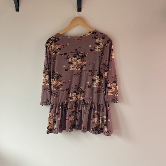 Les Amis Peplum 3/4 sleeve flower top - Picture 2 of 3